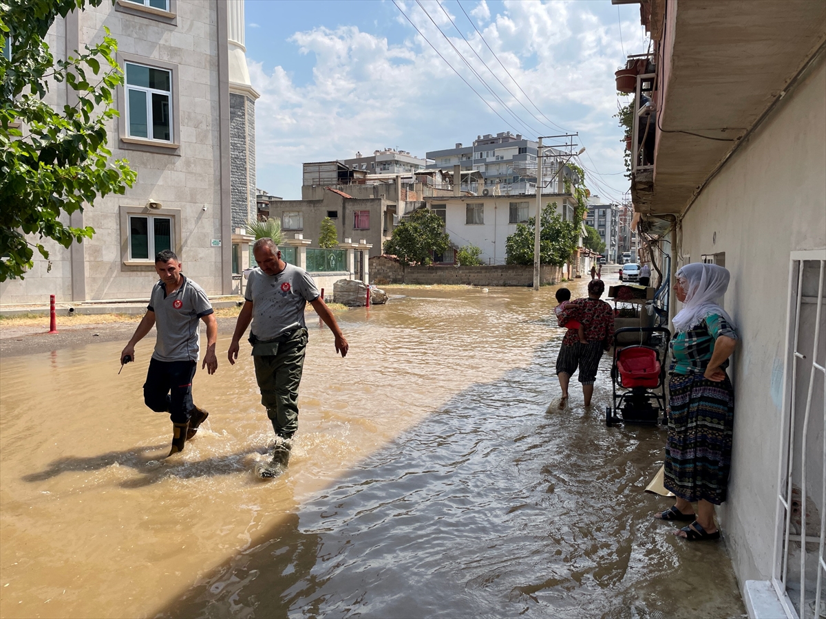 İzmir'de su borusu patladı... Ev ve iş yerlerini su bastı!