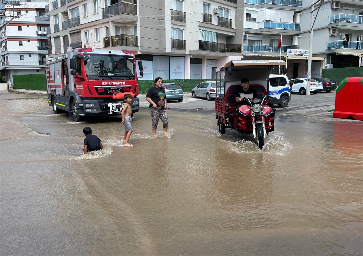 İzmir'de su borusu patladı... Ev ve iş yerlerini su bastı!