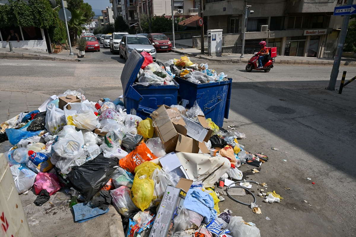 İzmir Buca'da iş bırakma eylemi nedeniyle çöpler toplanmadı