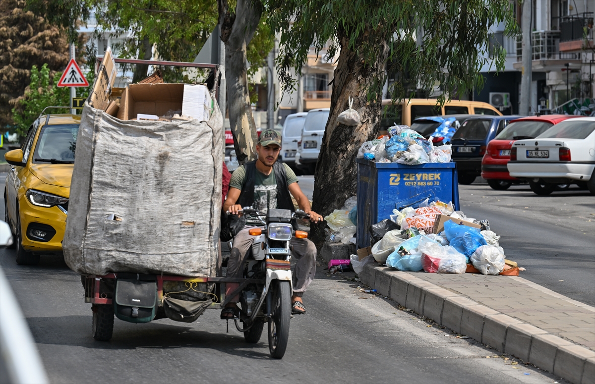 İzmir Buca'da iş bırakma eylemi nedeniyle çöpler toplanmadı