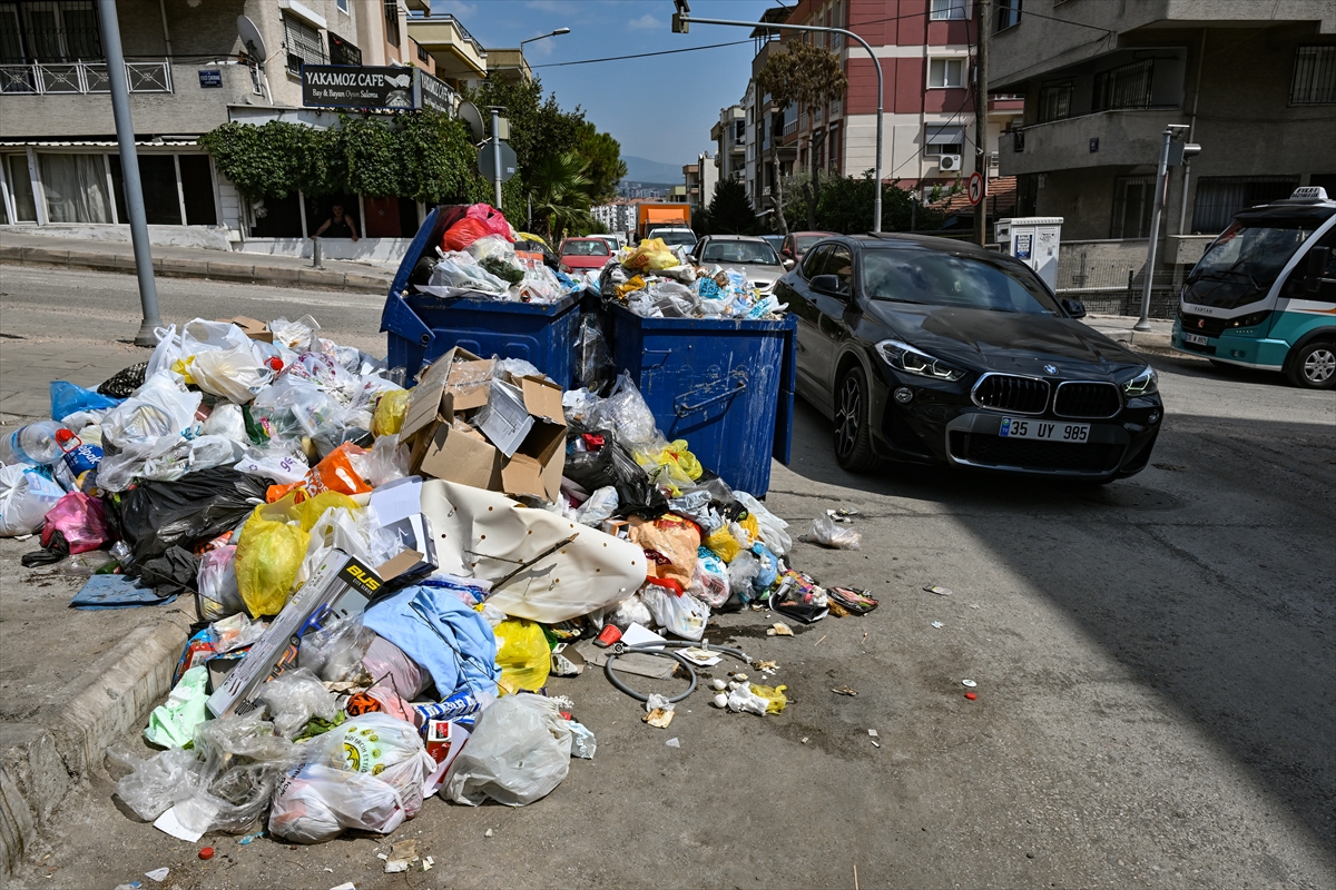 İzmir Buca'da iş bırakma eylemi nedeniyle çöpler toplanmadı