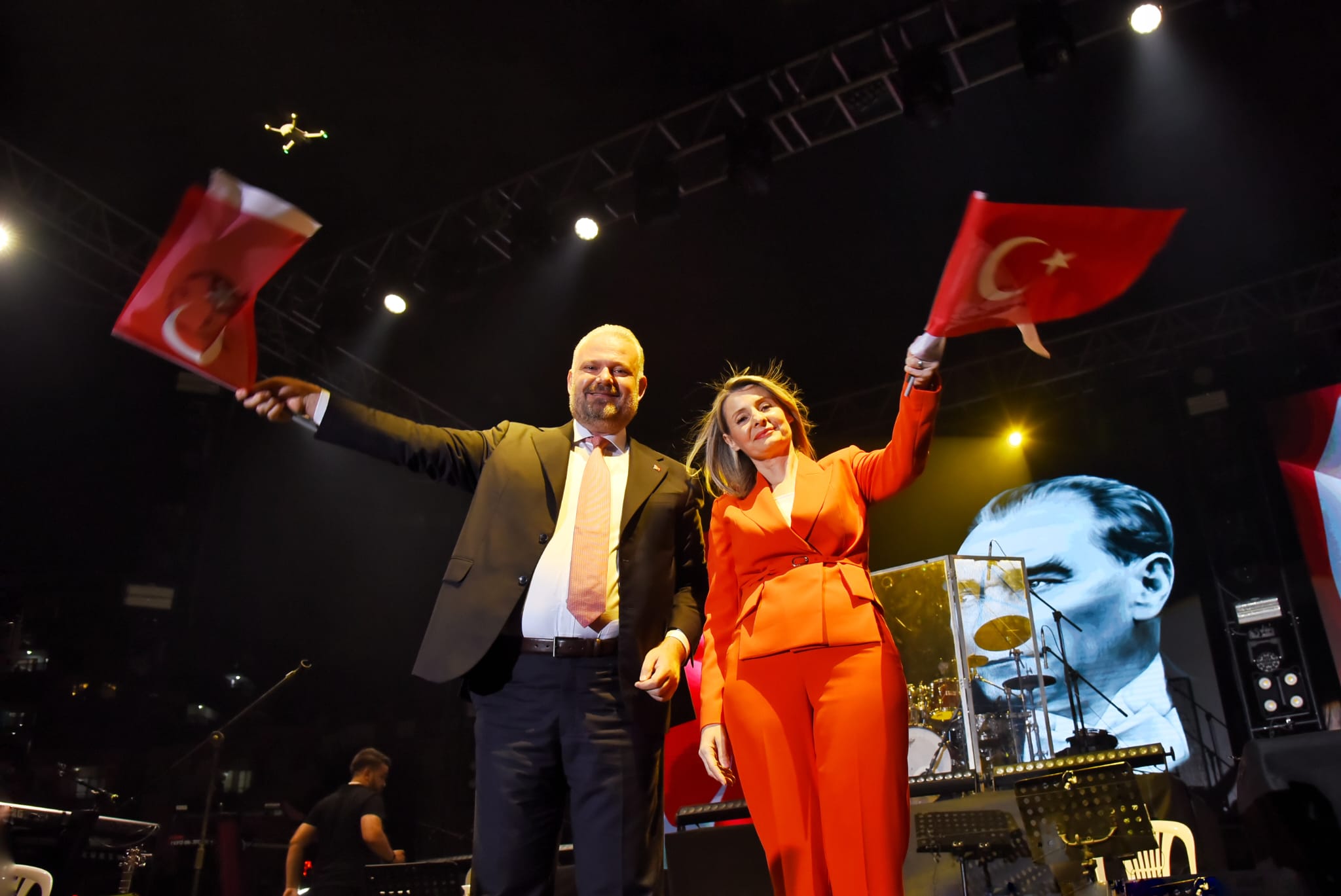 Hakan Altun ve Hüsnü Şenlendirici’den Menemen’de Zafer Konseri 