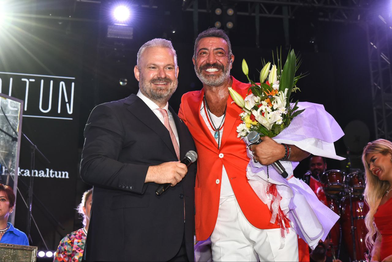 Hakan Altun ve Hüsnü Şenlendirici’den Menemen’de Zafer Konseri 