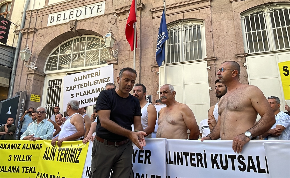 İzmir'de "S plaka" mağdurlarından "yarı çıplak" eylem