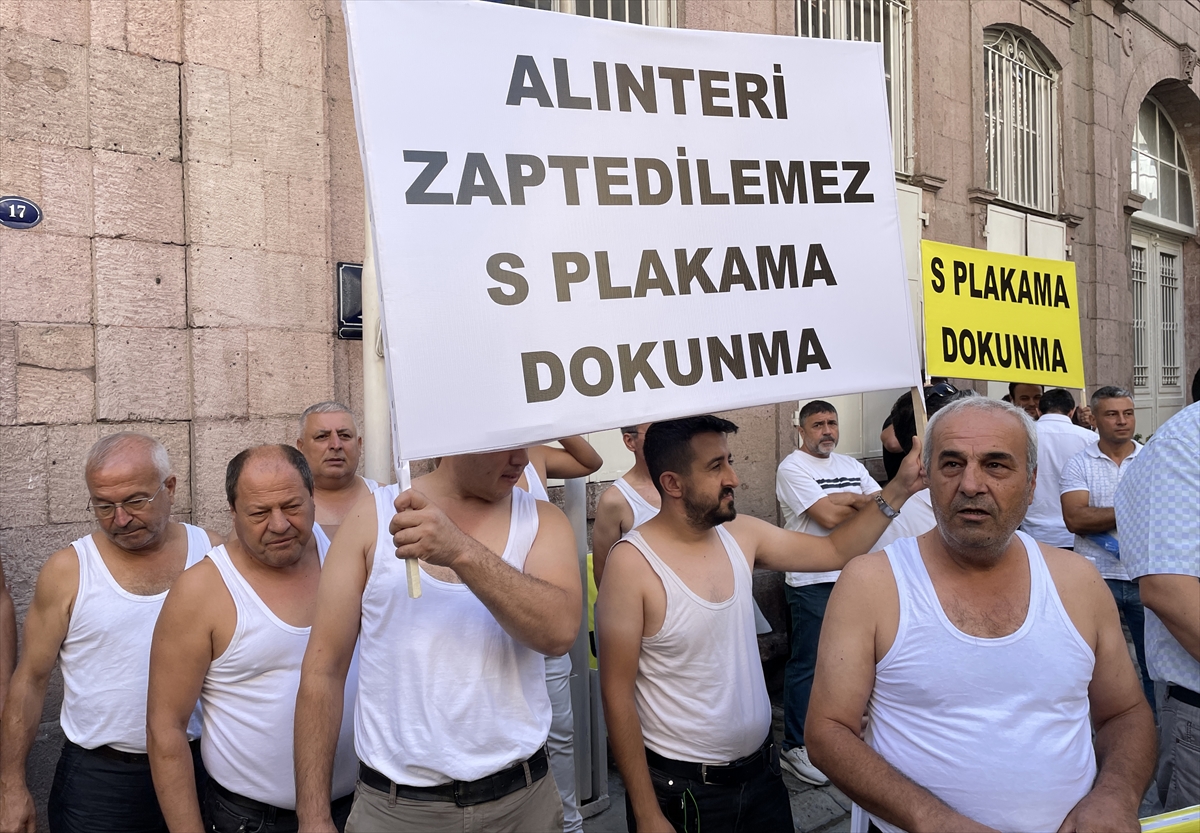 İzmir'de "S plaka" mağdurlarından "yarı çıplak" eylem