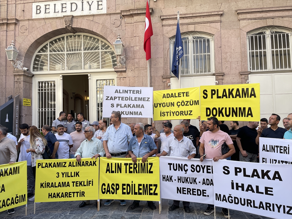 İzmir'de "S plaka" mağdurlarından "yarı çıplak" eylem