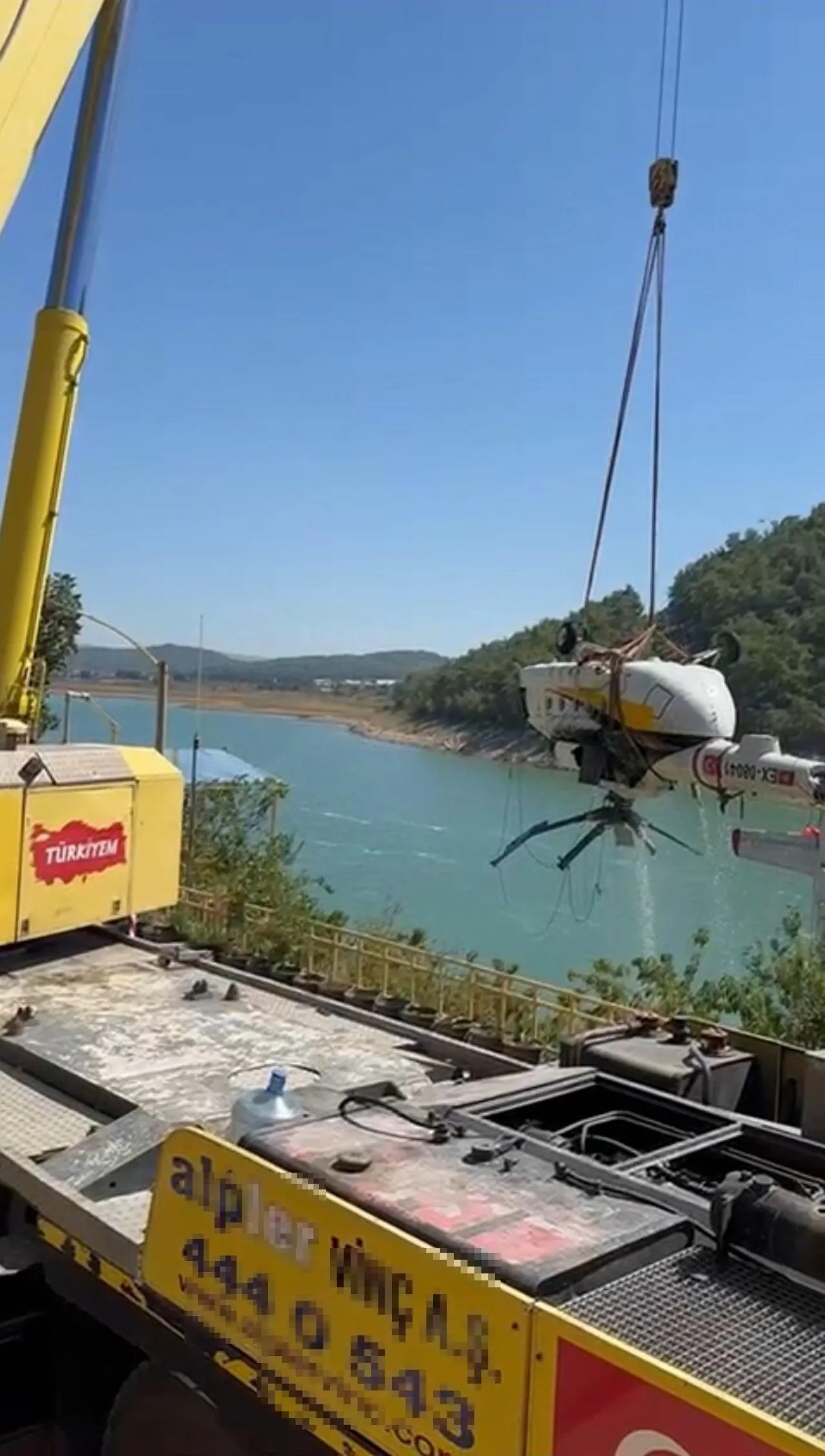 İzmir'de baraj gölüne düşen helikopterin enkazı karaya çıkarıldı