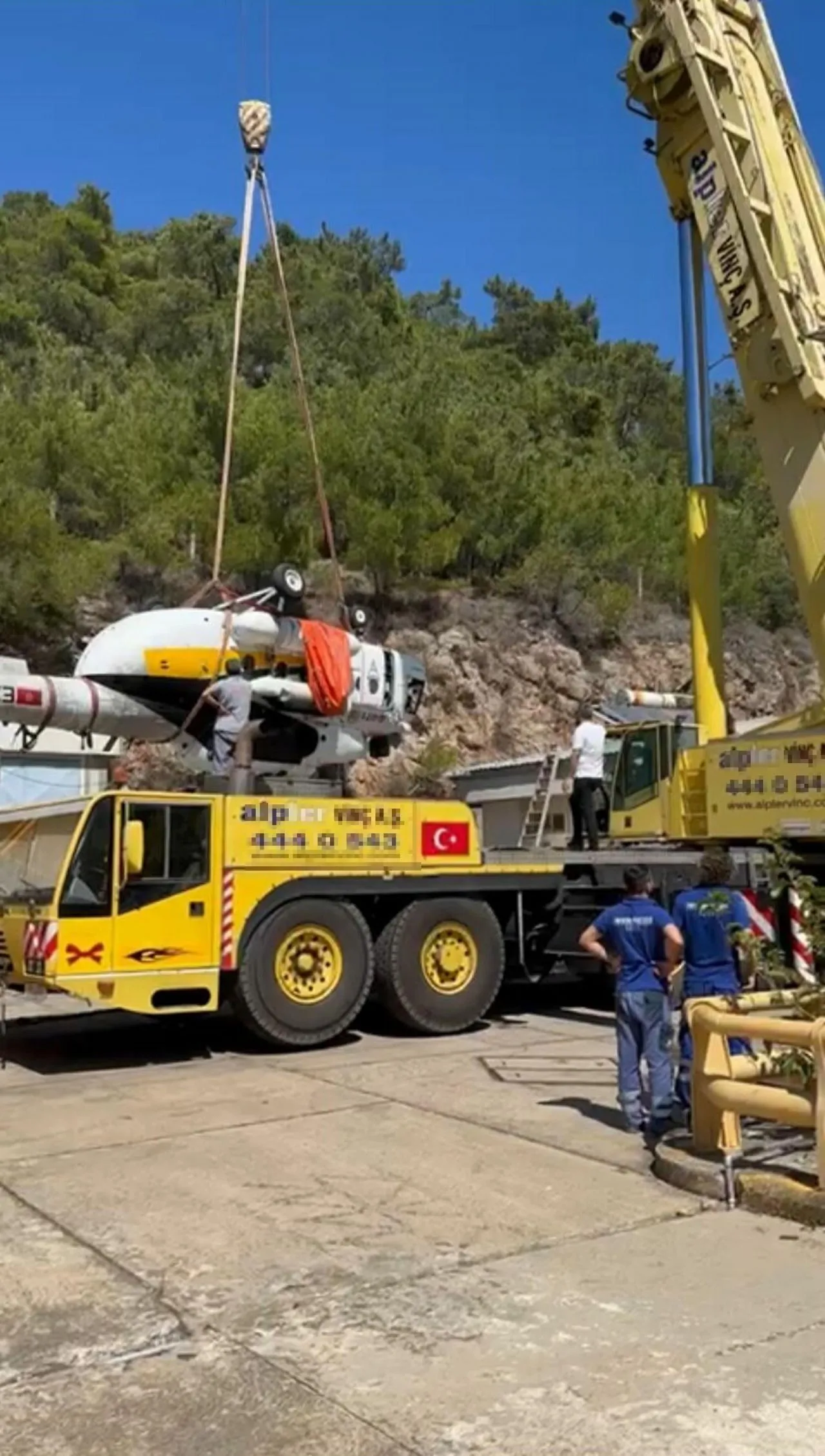 İzmir'de baraj gölüne düşen helikopterin enkazı karaya çıkarıldı