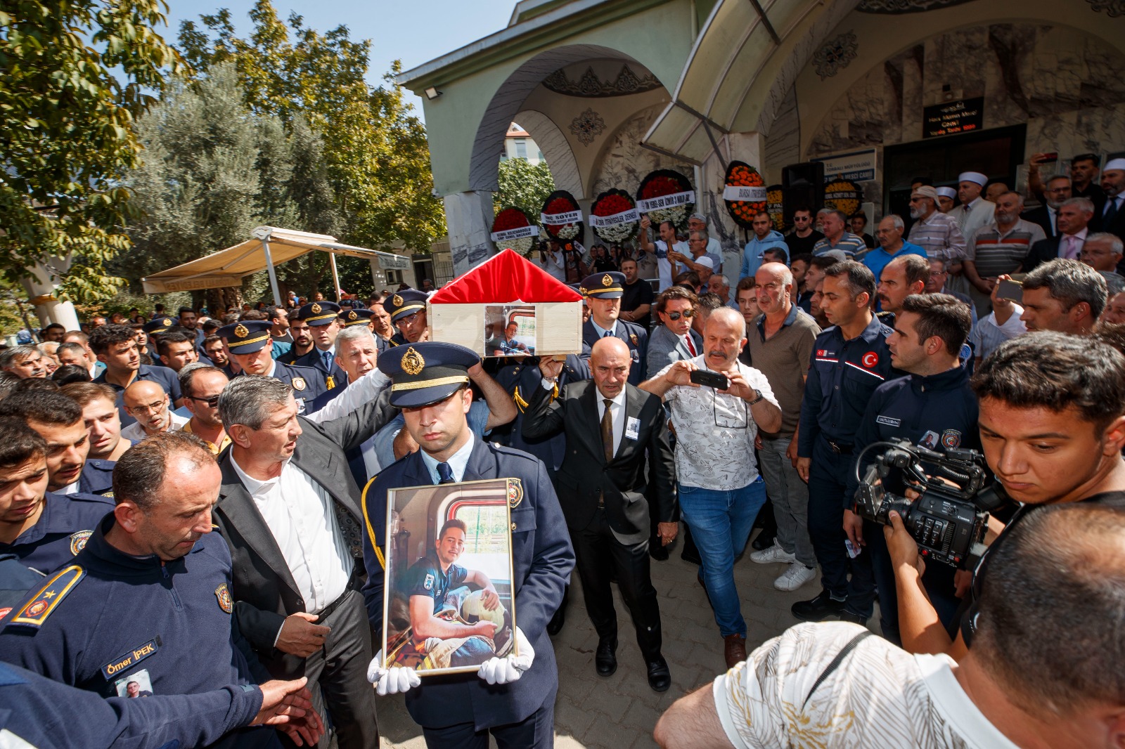 Ankara'da şehit olan itfaiye eri memleketi İzmir'de toprağa verildi