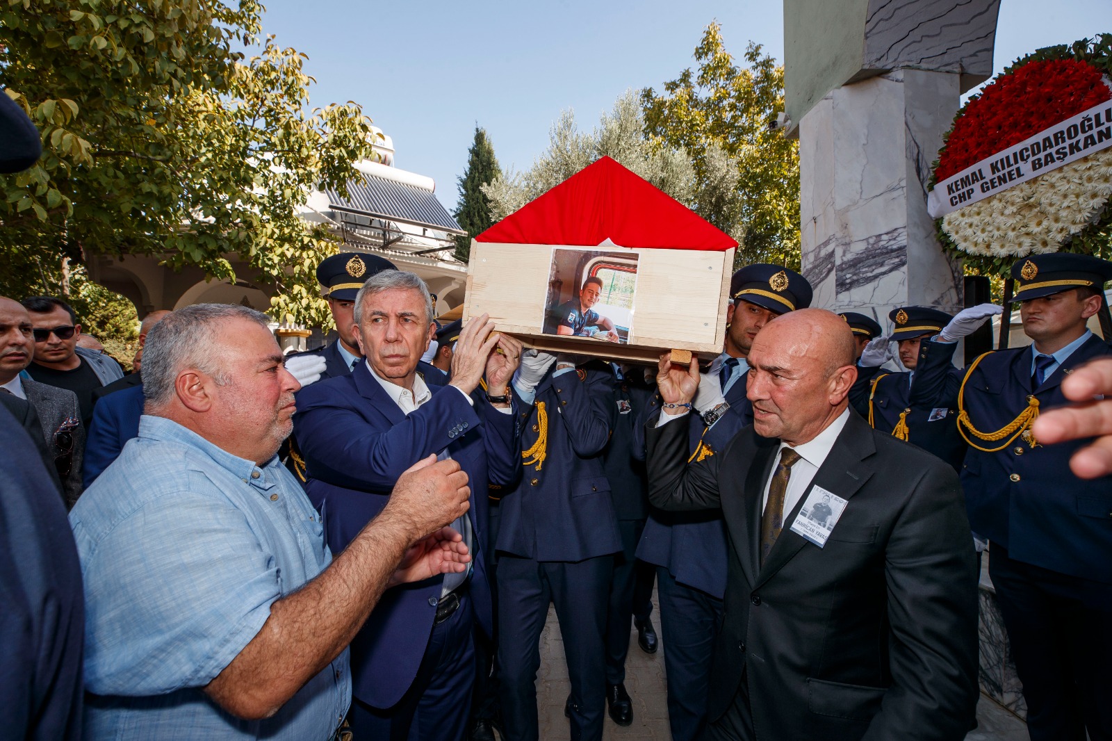 Ankara'da şehit olan itfaiye eri memleketi İzmir'de toprağa verildi