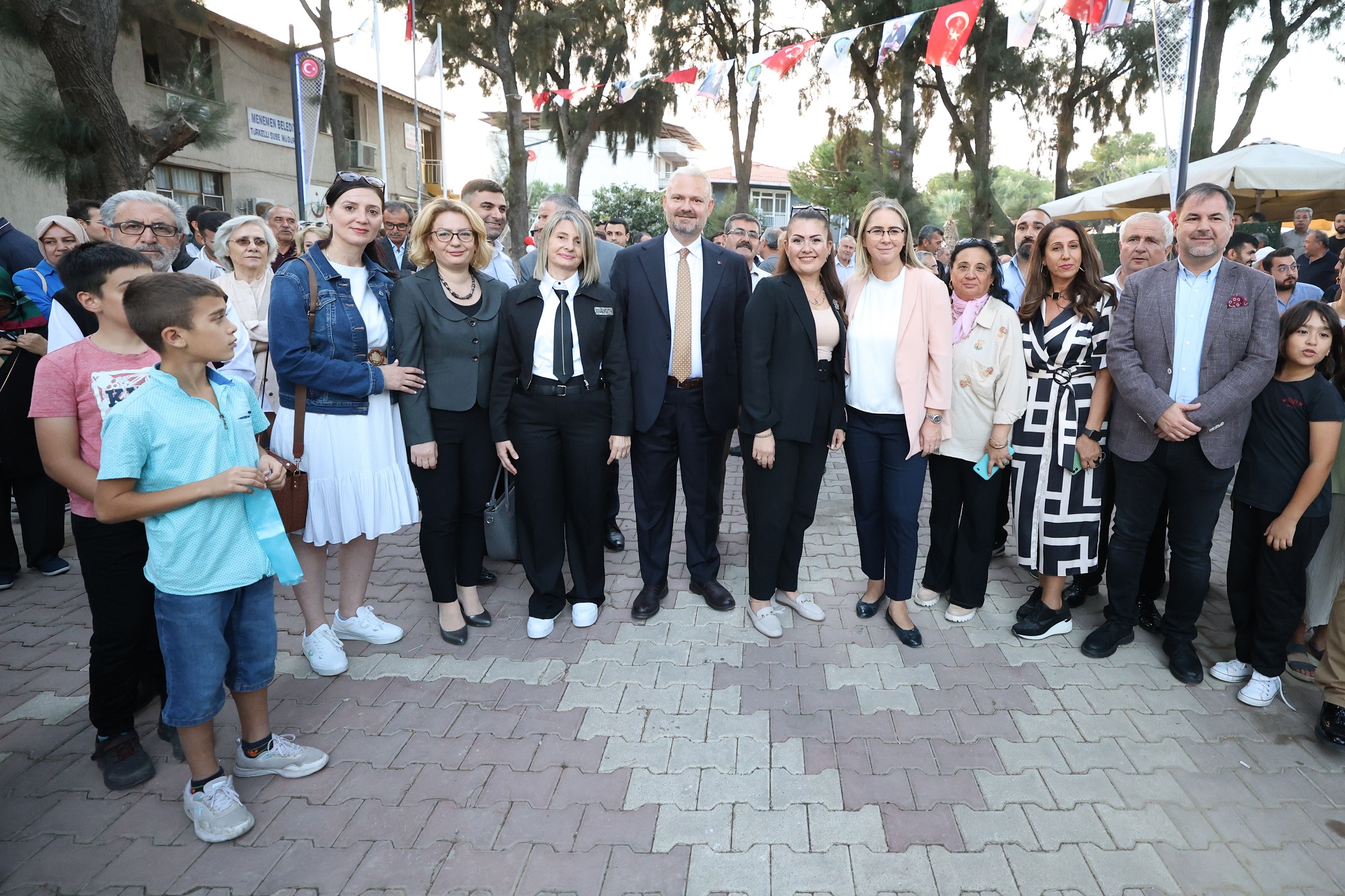 Menemen'e Hizmet Yağmuru