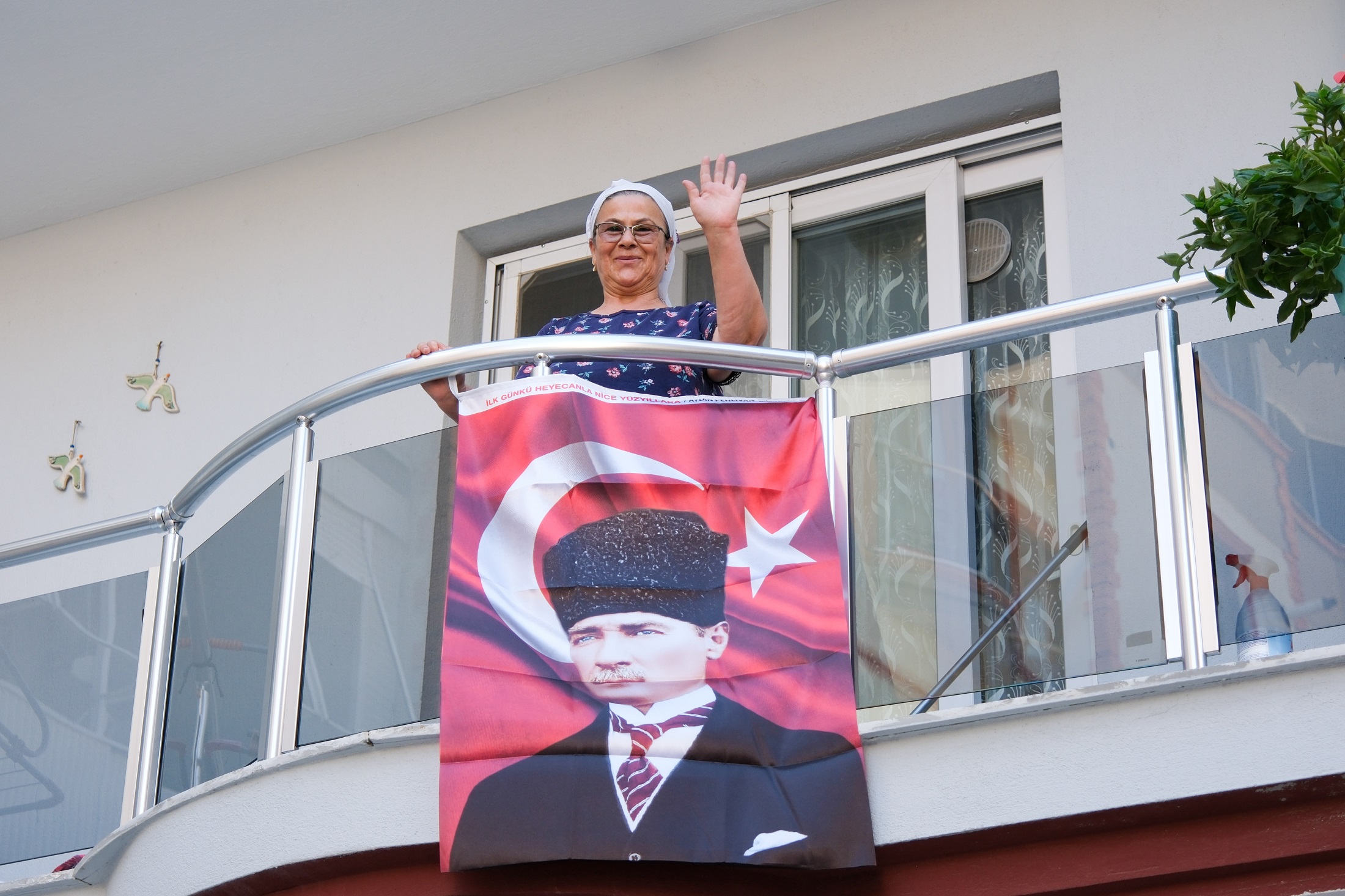 Menemen Belediyesi'nden 100. Yıla 100 Bin Bayrak!