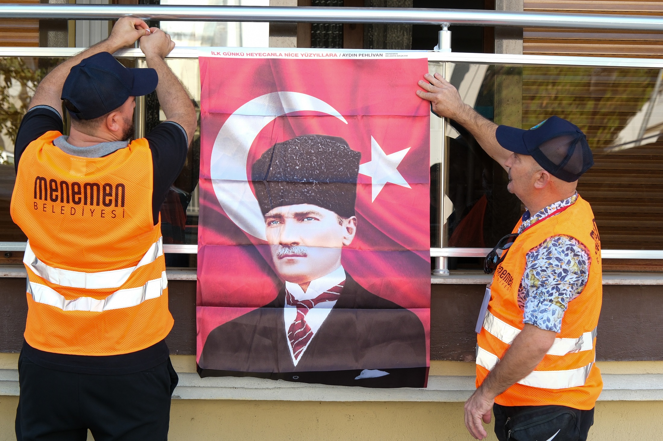 Menemen Belediyesi'nden 100. Yıla 100 Bin Bayrak!