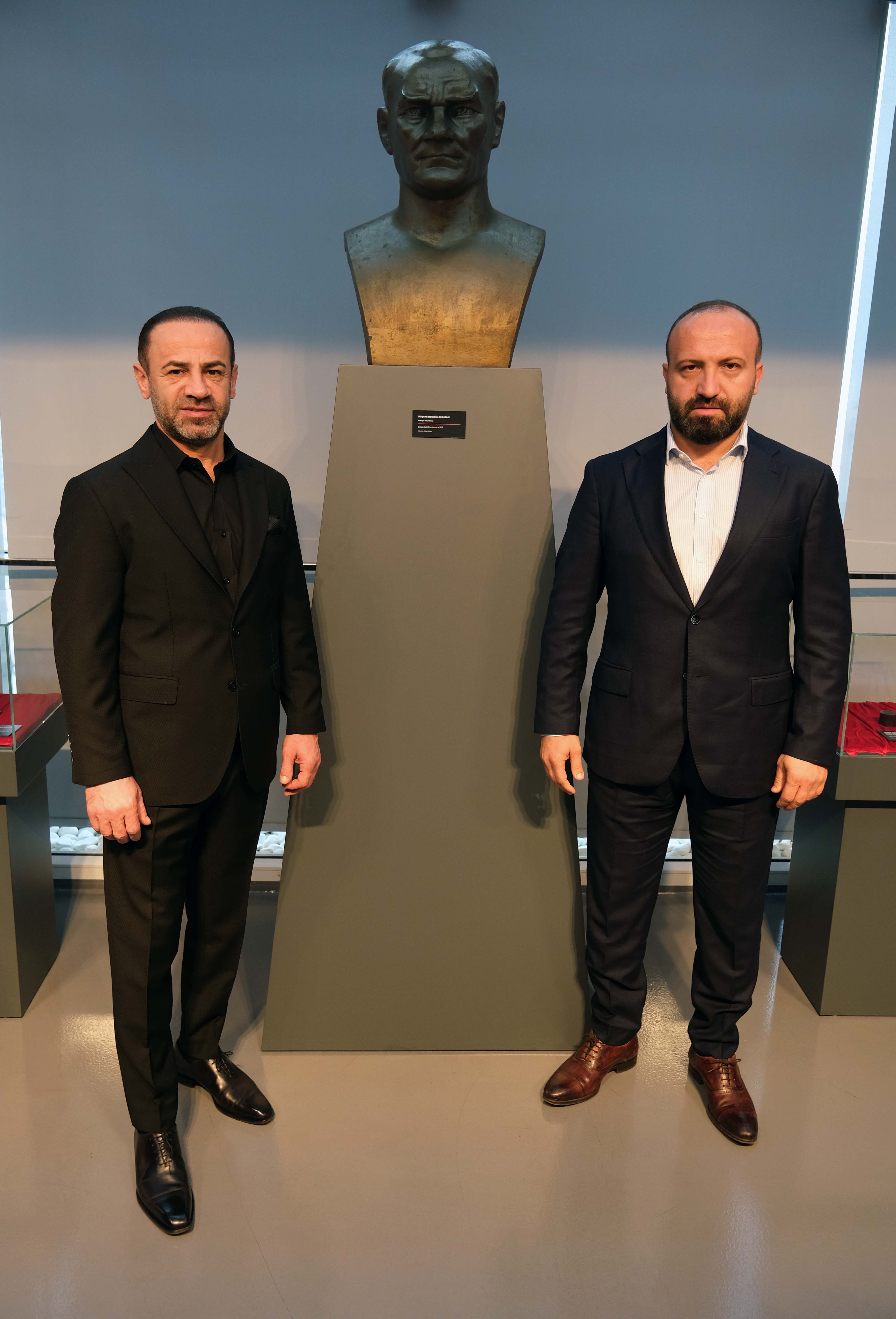 Folkart’tan Muhteşem Sergi  “Karanlıkta Akan Bir Yıldız:  Mustafa Kemal Atatürk”