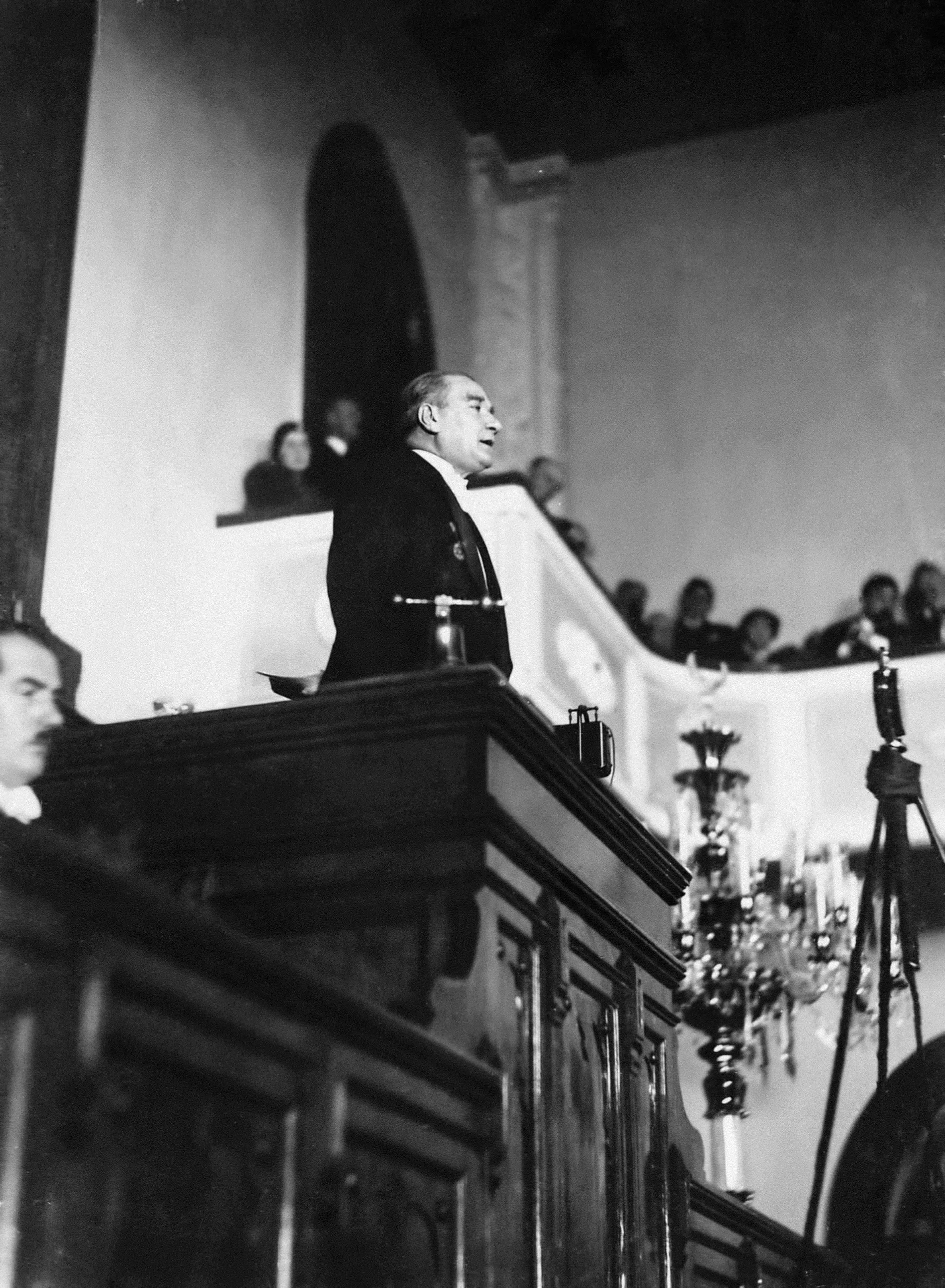 Folkart’tan Muhteşem Sergi  “Karanlıkta Akan Bir Yıldız:  Mustafa Kemal Atatürk”