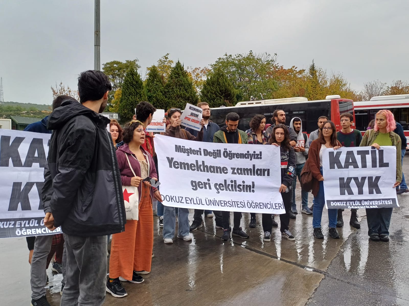 DEÜ öğrencilerinden yemekhane ve KYK protestosu: Üniversitenin bütçesi öğrencilere harcansın