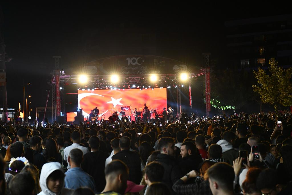 Çiğli’de Cumhuriyet Coşkusu Melek Mosso ile Zirve Yaptı