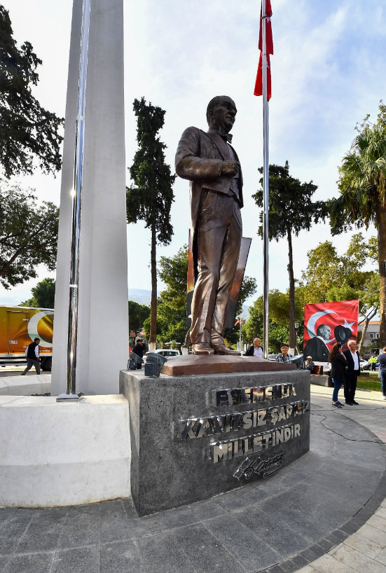 Tire Cumhuriyet Meydanı'nda Atatürk heykeli açıldı