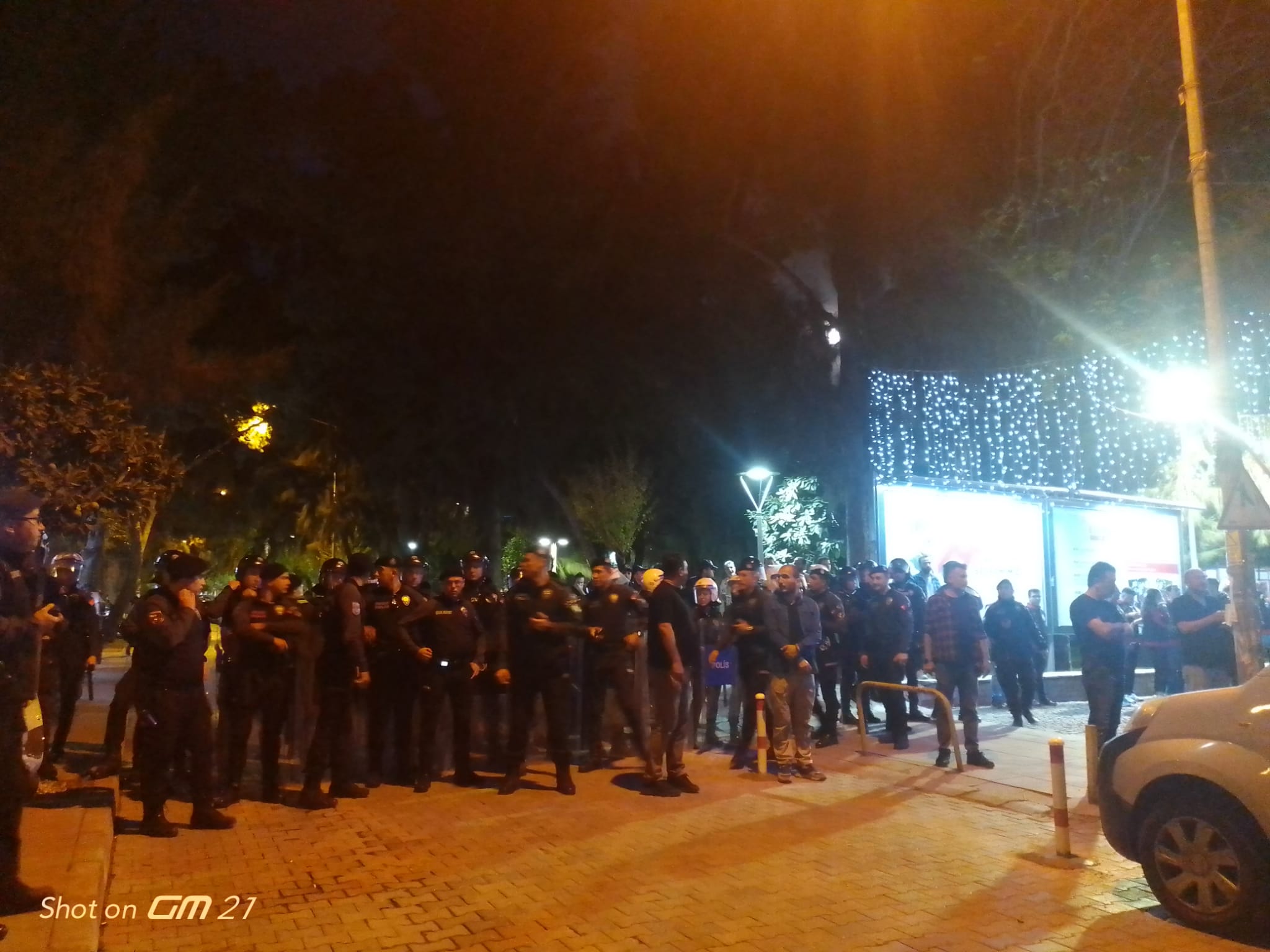 İzmirli öğrenciler Zeren Ertaş için yürüdü; “Ölmeye değil, okumaya geliyoruz”