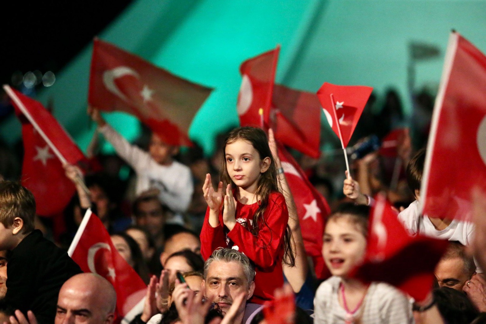 Binlerce Karşıyakalı Cumhuriyet aşkıyla sel oldu, sokaklara döküldü 