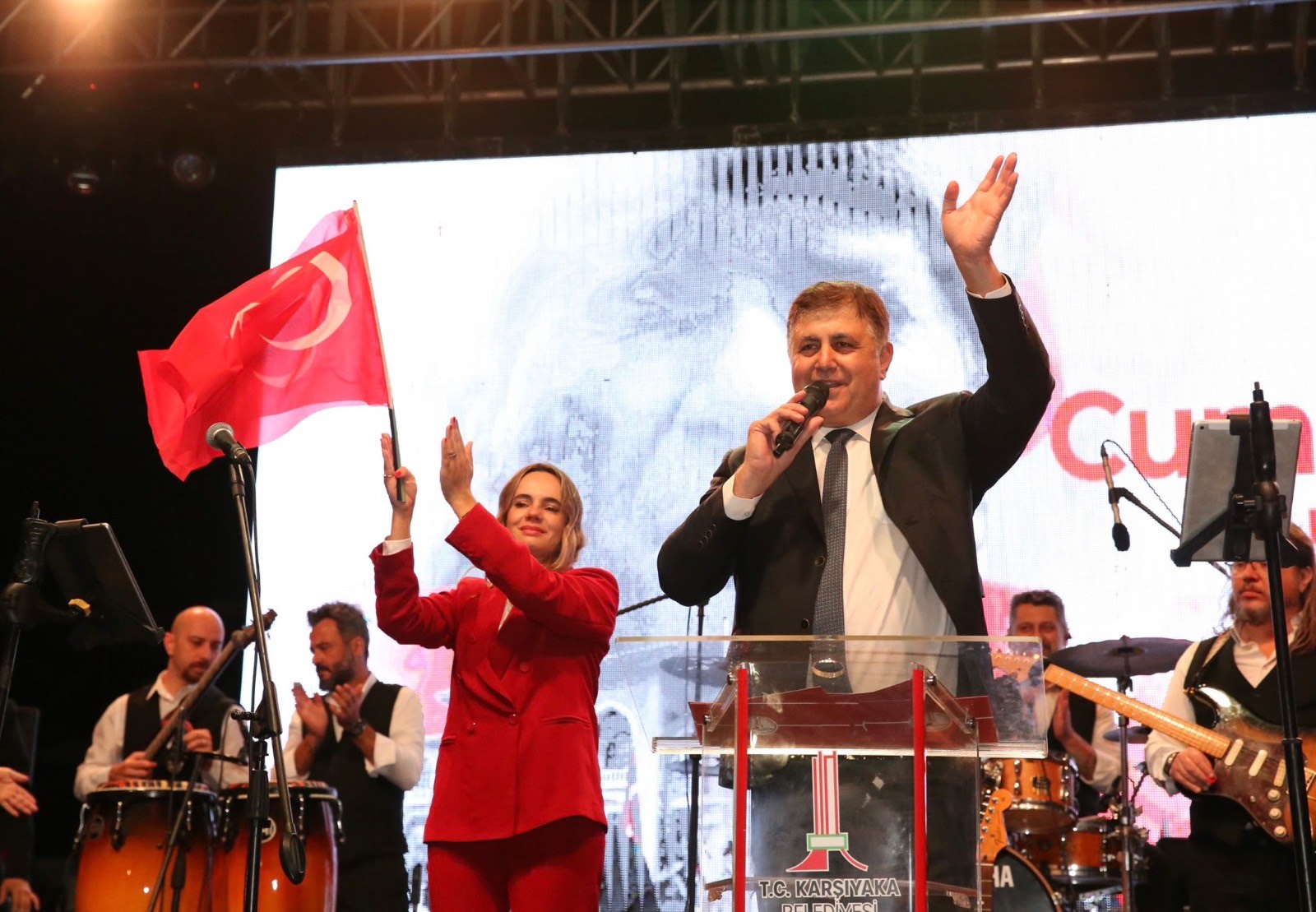 Binlerce Karşıyakalı Cumhuriyet aşkıyla sel oldu, sokaklara döküldü 