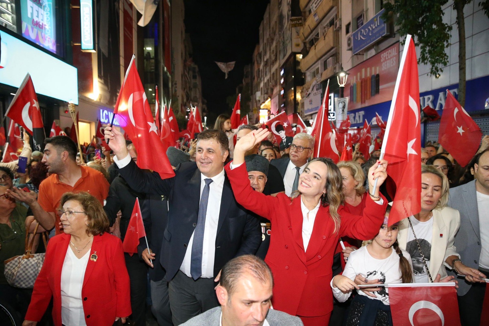 Binlerce Karşıyakalı Cumhuriyet aşkıyla sel oldu, sokaklara döküldü 