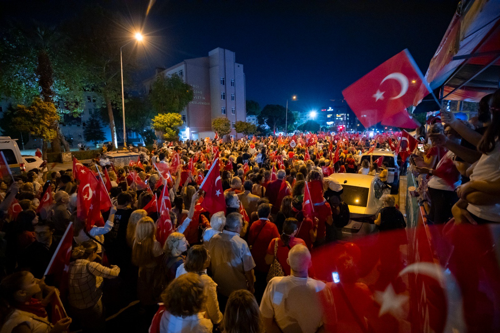 Binlerce Karşıyakalı Cumhuriyet aşkıyla sel oldu, sokaklara döküldü 