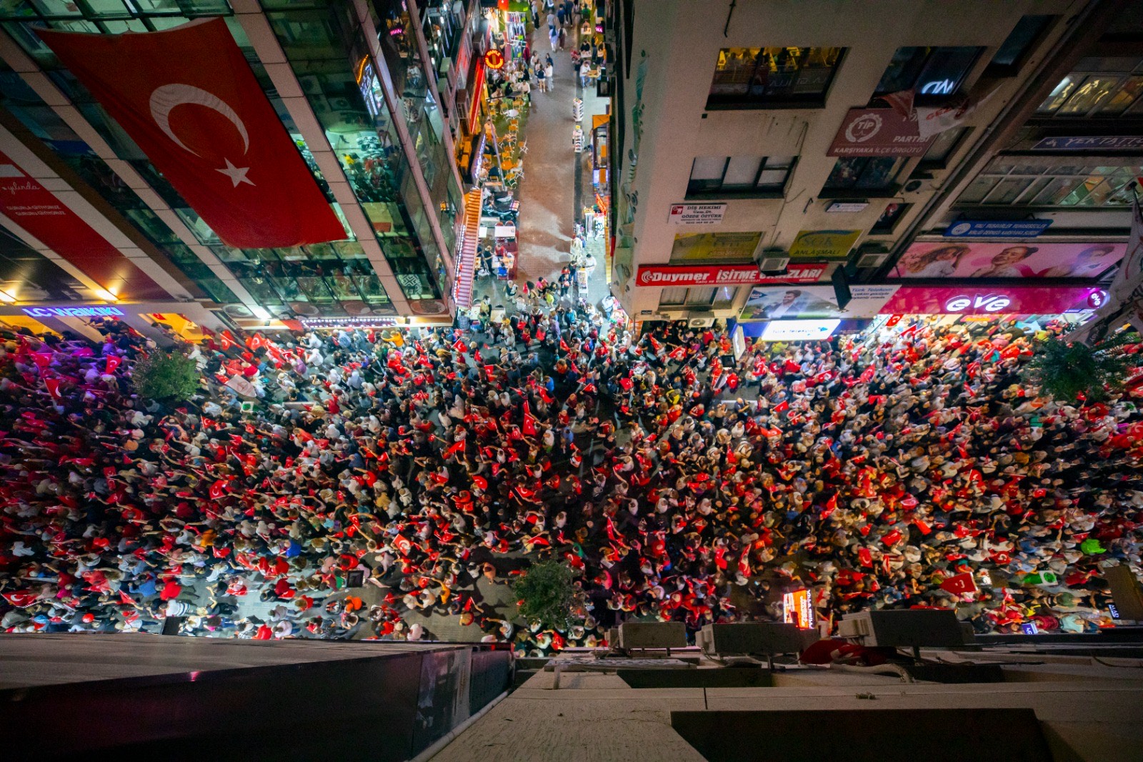 Binlerce Karşıyakalı Cumhuriyet aşkıyla sel oldu, sokaklara döküldü 