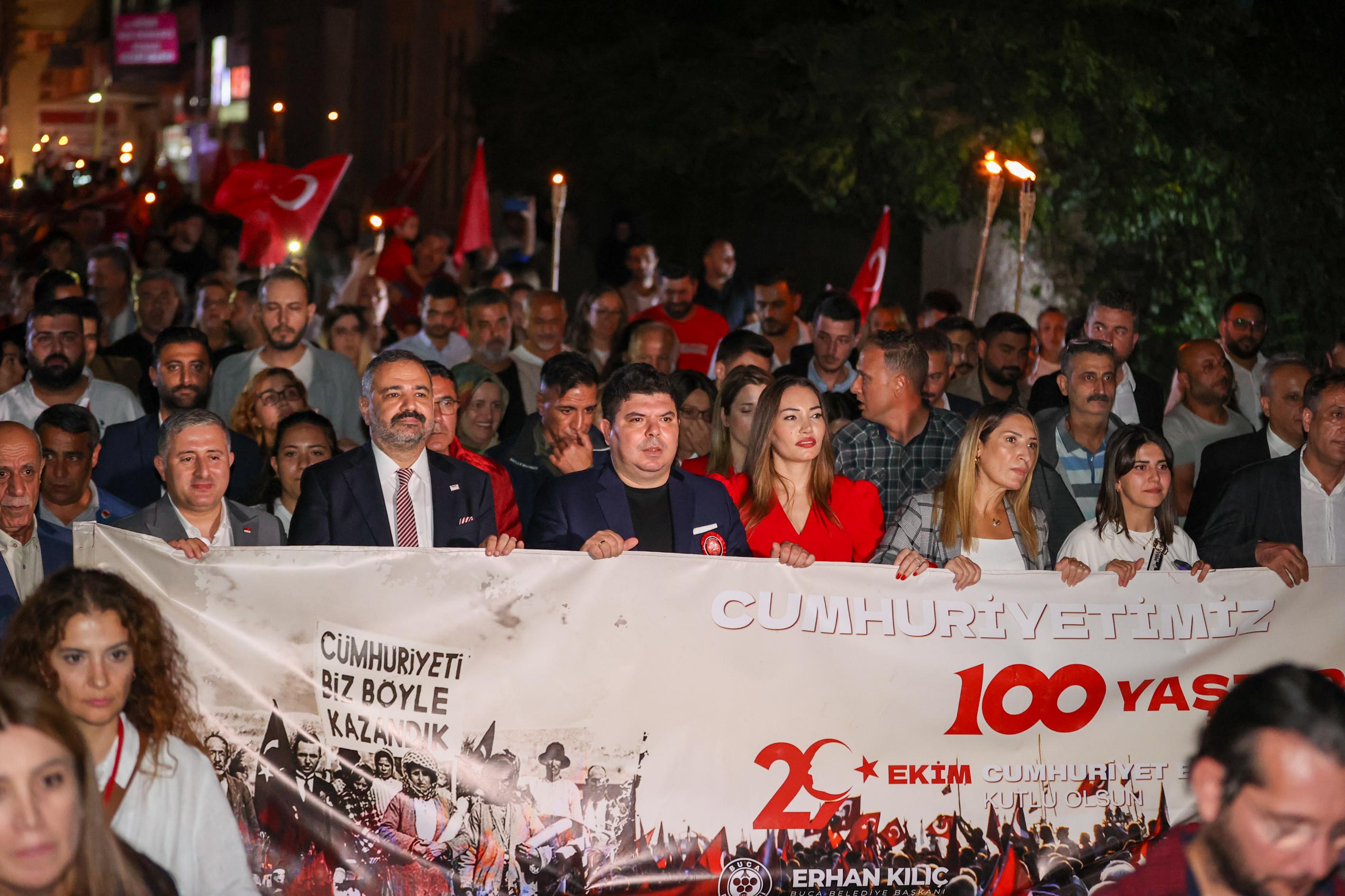 Buca’da Cumhuriyet coşkusu meydanlara sığmadı