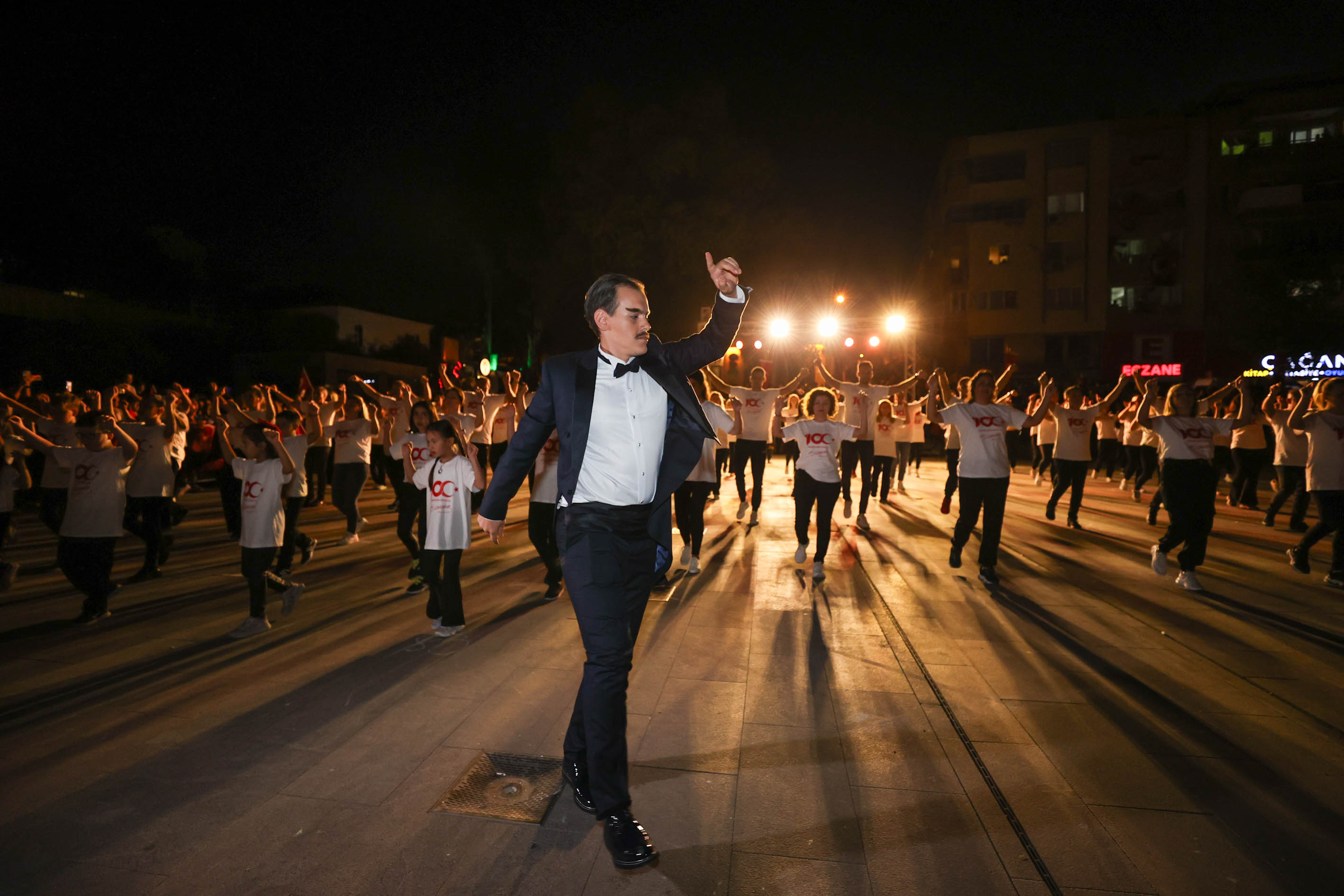 Buca’da Cumhuriyet coşkusu meydanlara sığmadı