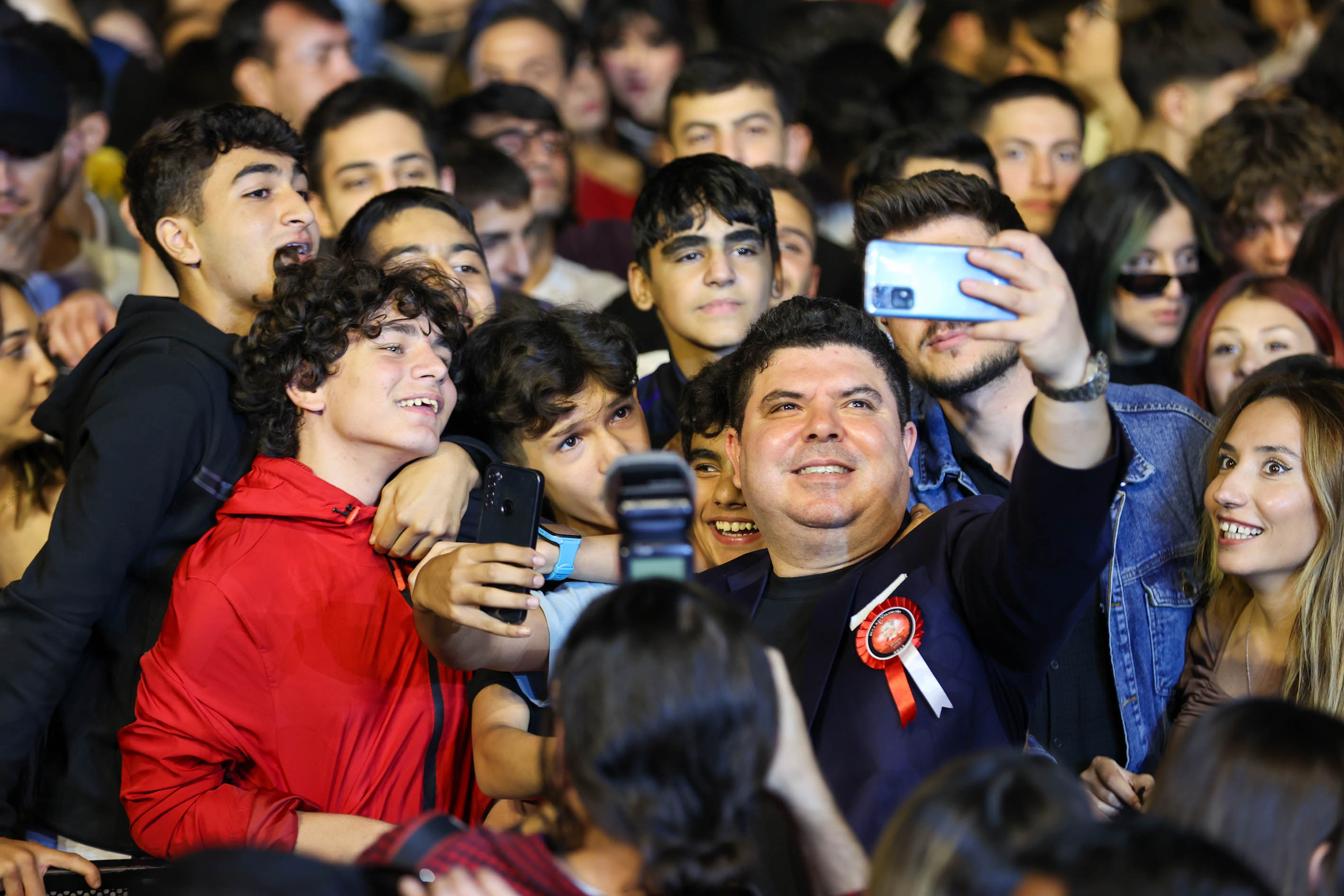 Buca’da Cumhuriyet coşkusu meydanlara sığmadı