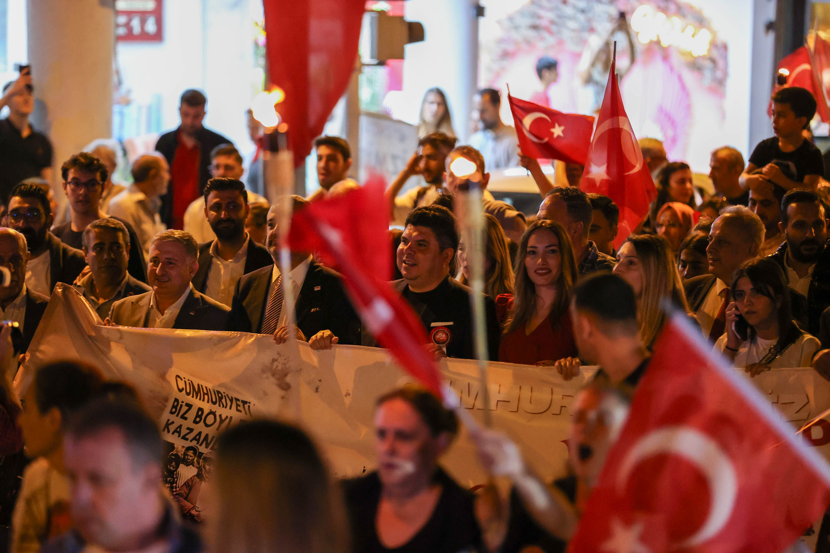 Buca’da Cumhuriyet coşkusu meydanlara sığmadı
