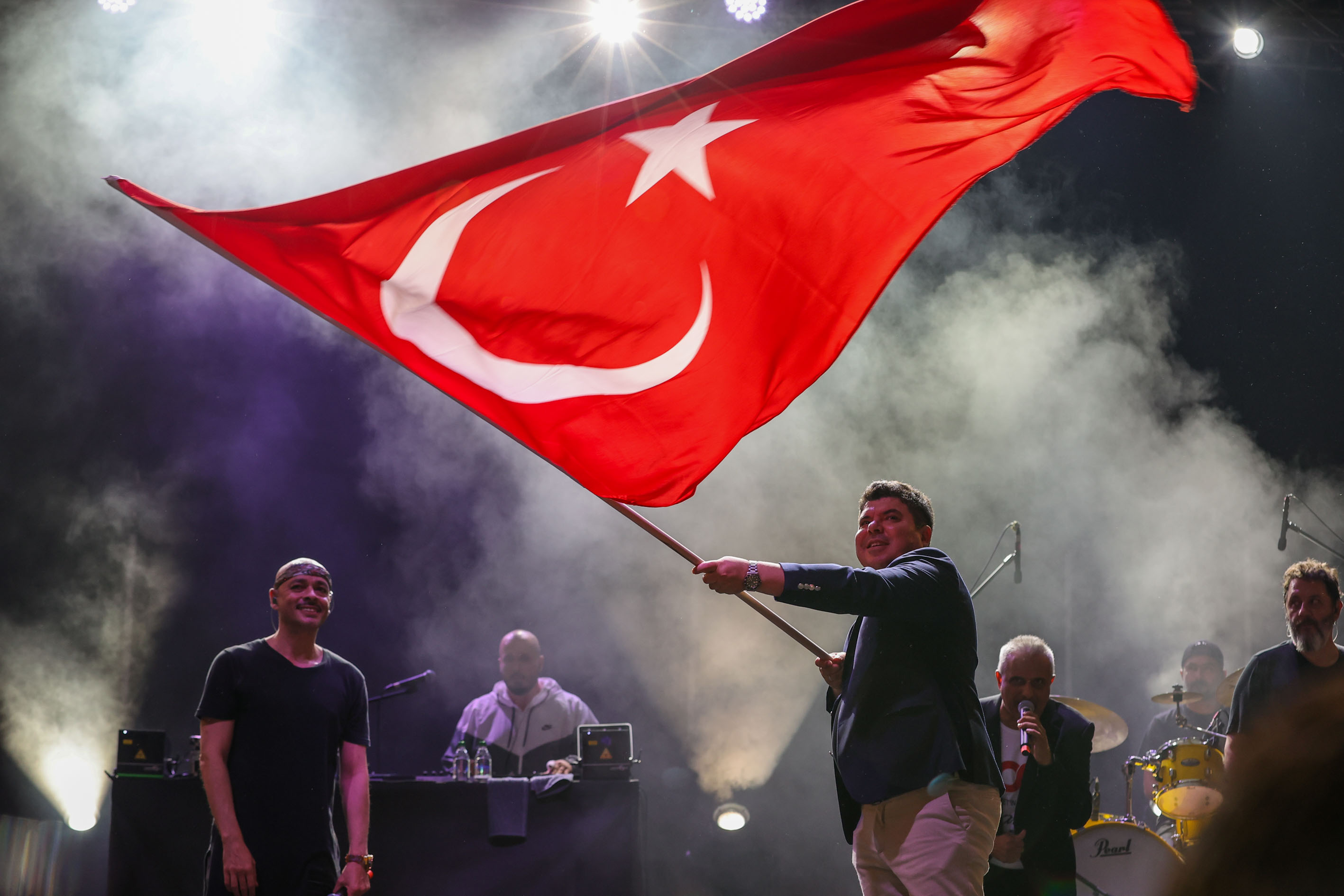 Buca’da Cumhuriyet coşkusu meydanlara sığmadı