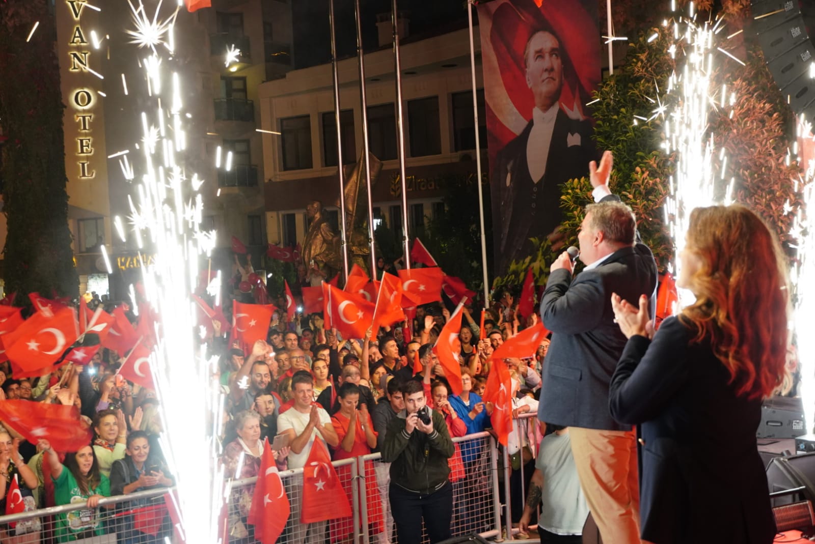 Çeşme, Cumhuriyet’in 100. Yaşını Coşkuyla Kutluyor!