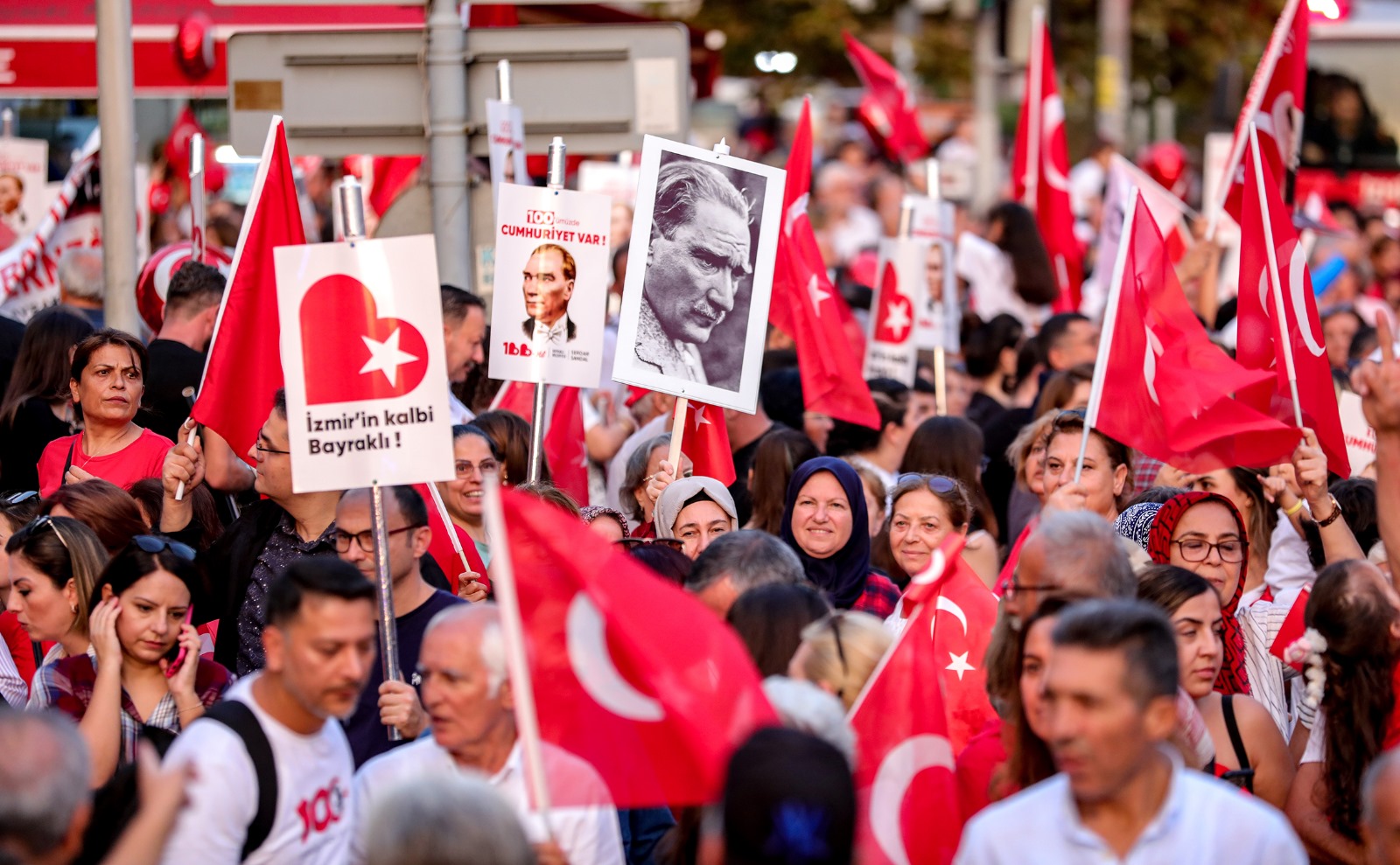 Bayraklı’dan 10 bin kişilik kortej!