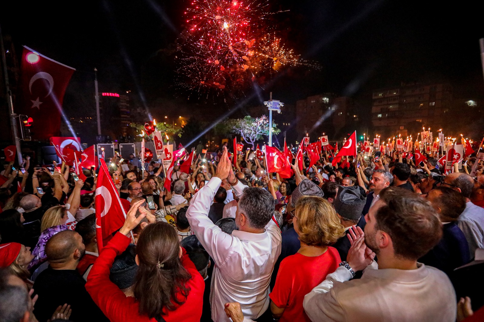 Bayraklı’dan 10 bin kişilik kortej!