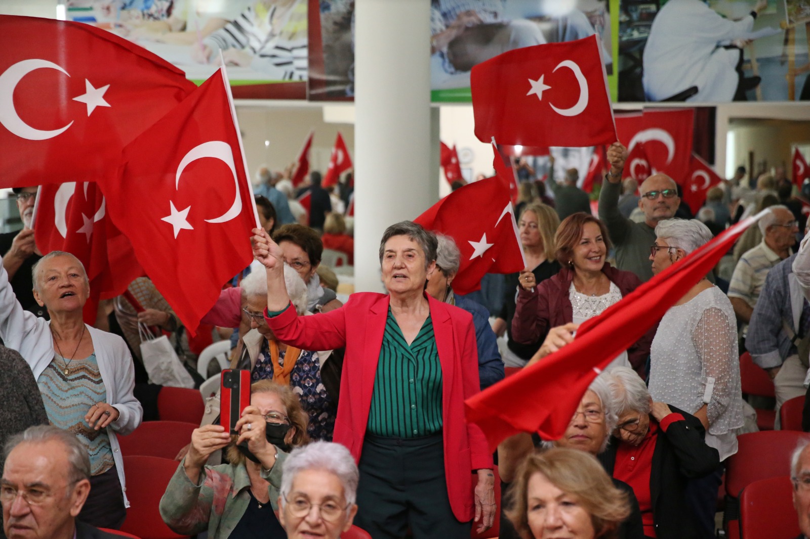 100. yıl coşkusu bir kez de Bilge Çınarlar’dan yükseldi