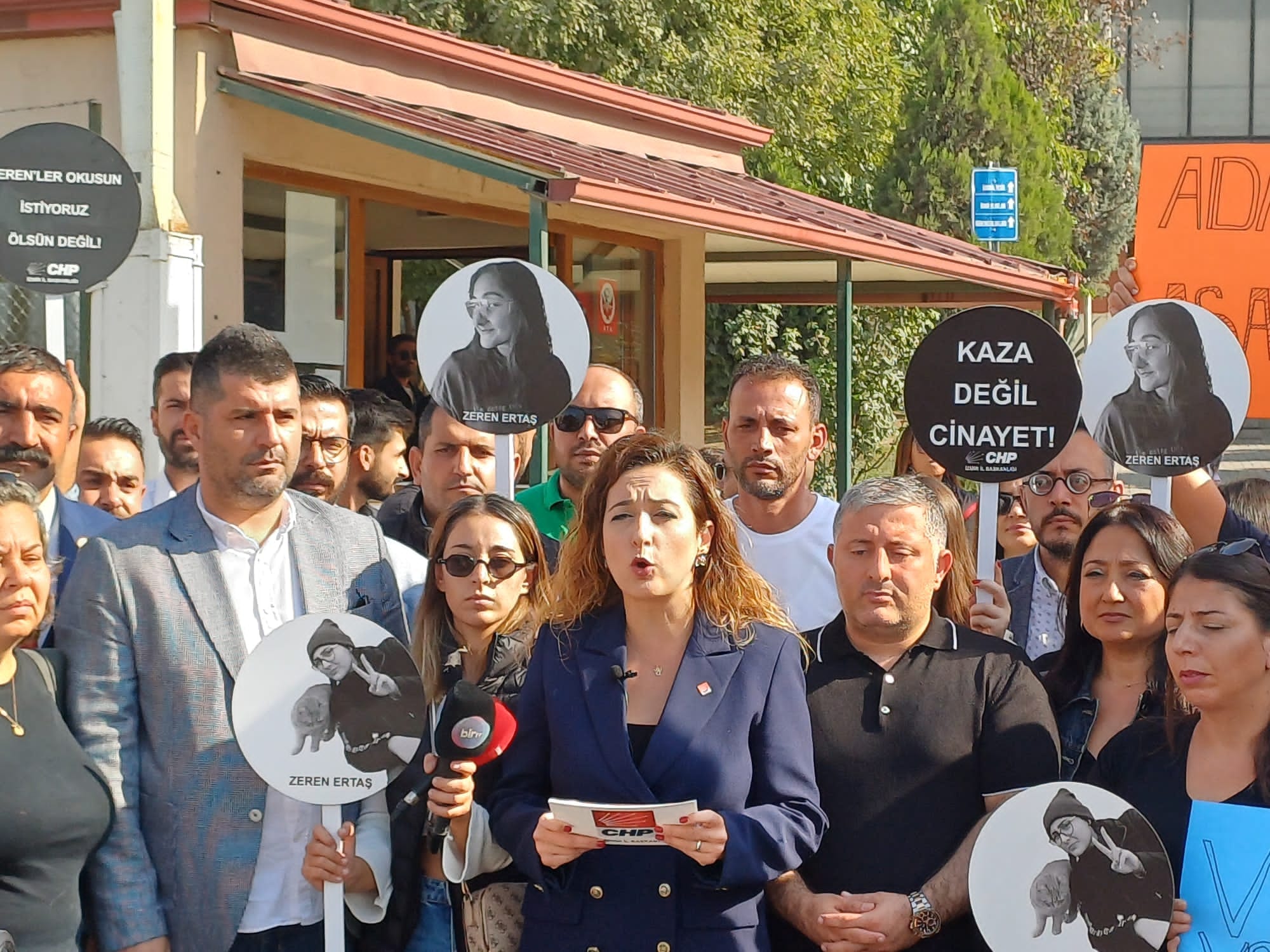 CHP İzmir’den Zeren Ertaş protestosu; “Bu işin peşini bırakmayacağız”