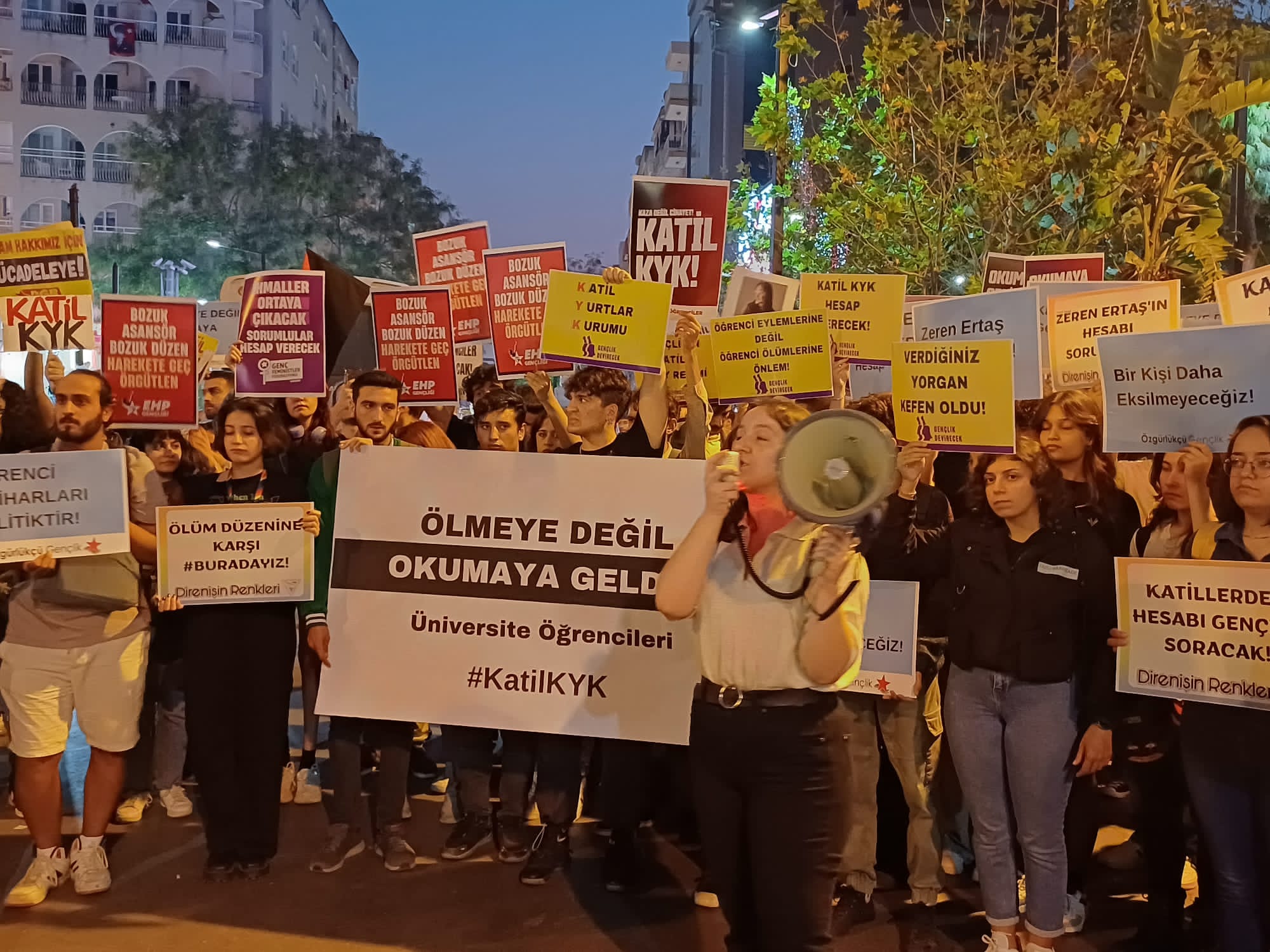 İzmir’de üniversite öğrencileri KYK yurtlarındaki sorun ve talepleri için yeniden meydanda