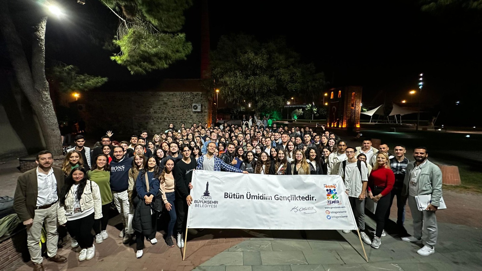 Genç İzmirliler Ata’nın huzurunda