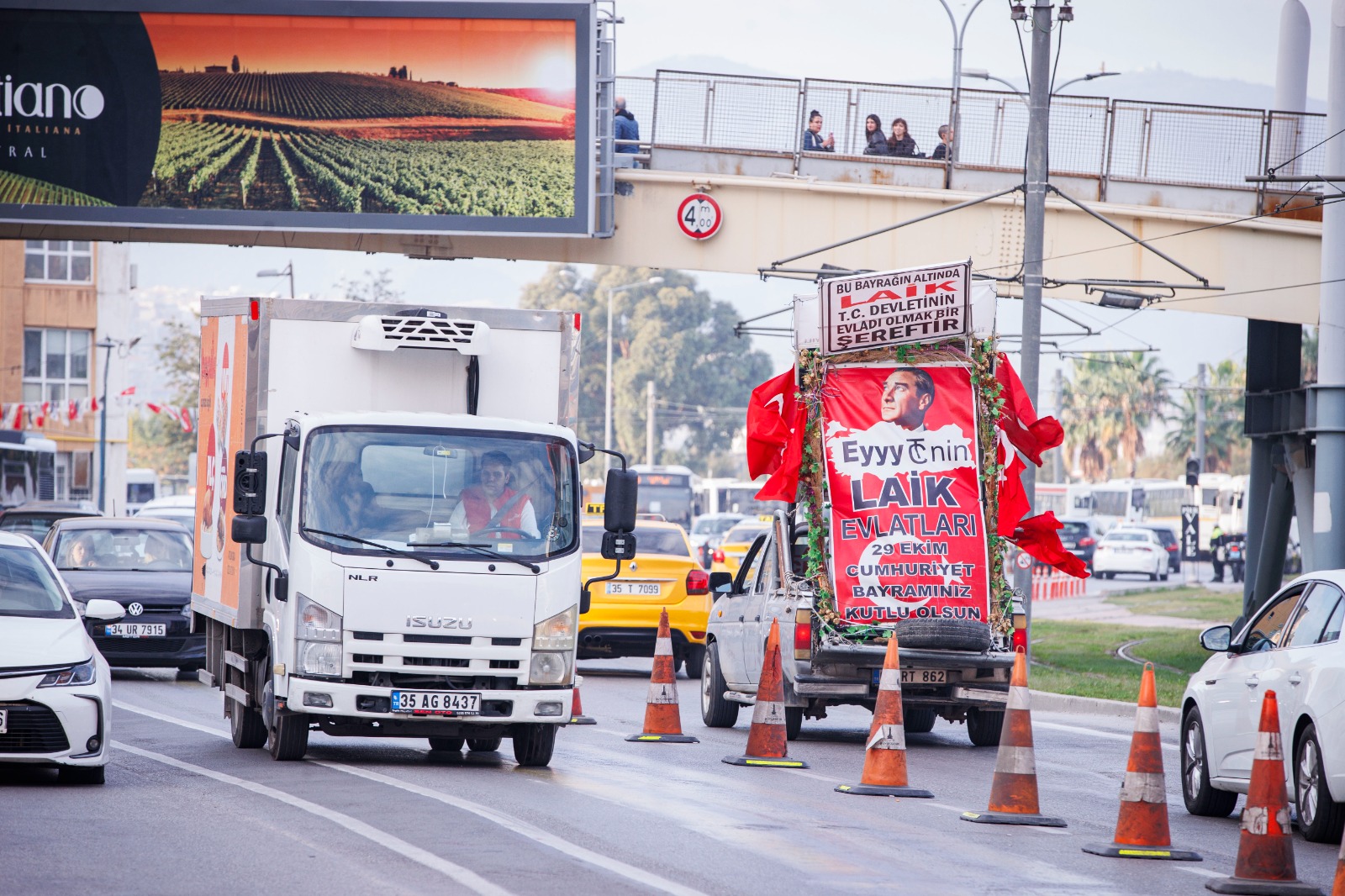 Saat 9’u 5 geçe İzmir’de hayat durdu