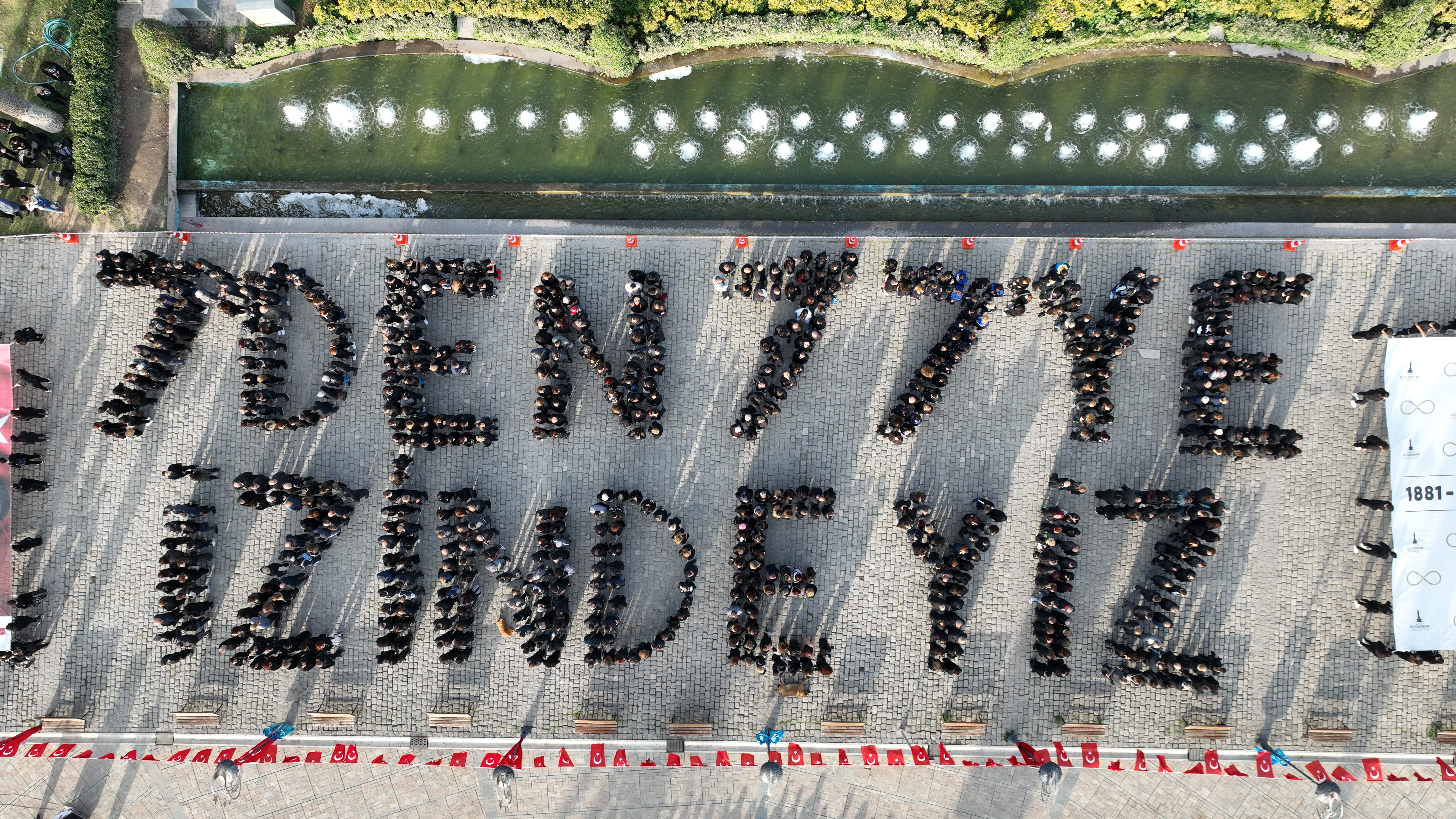 Konak Atatürk Meydanı’nda unutulmaz koreografi