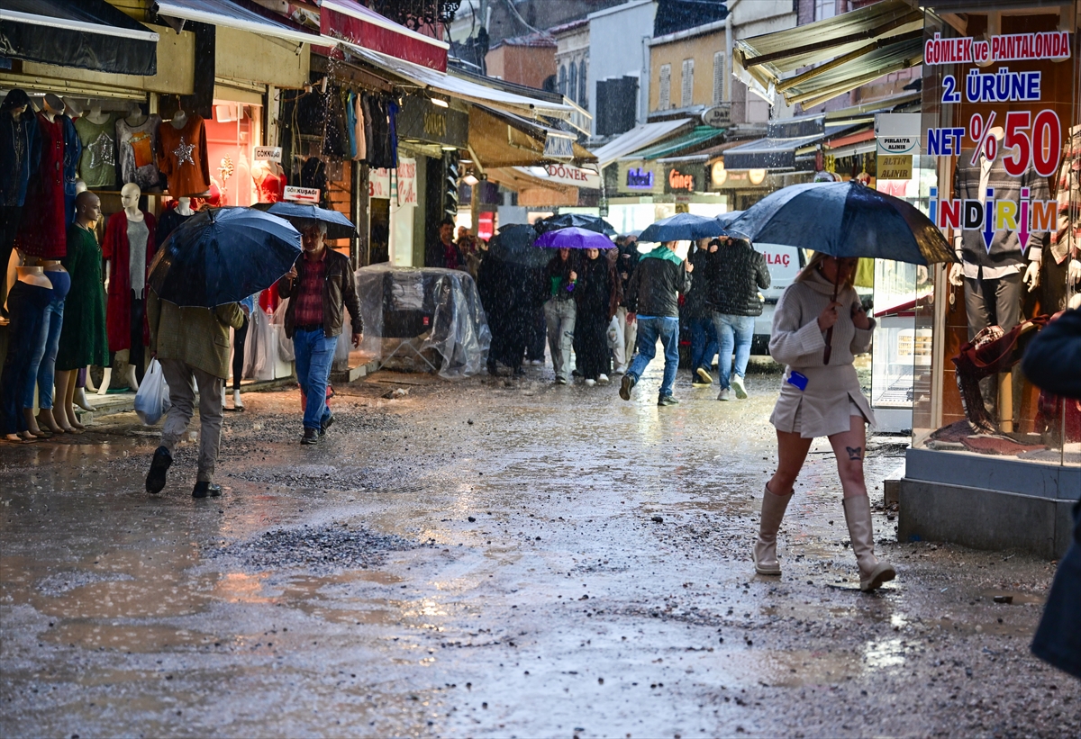 Tarihi Kemeraltı Çarşısı'nda su birikintileri oluştu