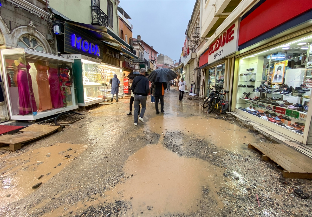Tarihi Kemeraltı Çarşısı'nda su birikintileri oluştu