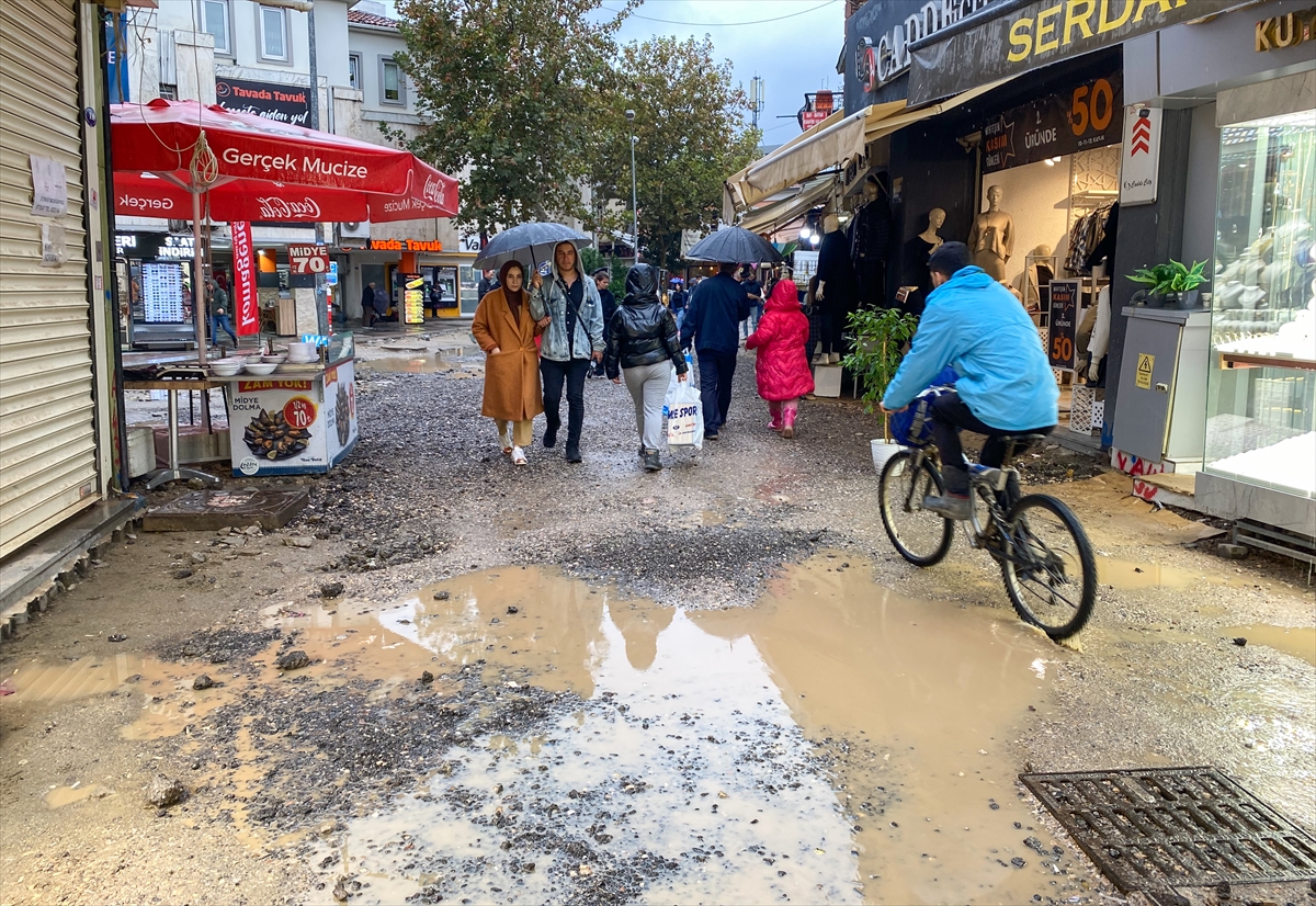 Tarihi Kemeraltı Çarşısı'nda su birikintileri oluştu