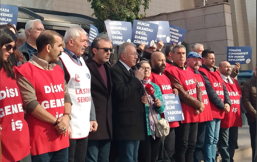 İzmir Emek ve Demokrasi Güçleri’nden “Adalet Nöbeti”: Mahkemeler kendi aralarında bile “Adalet” bulamıyorlar