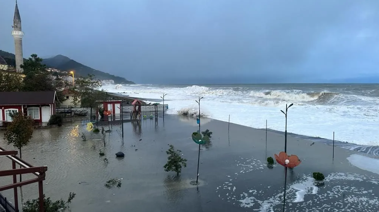 Fırtına, kar, sağanak... Deniz taştı, ev ve işyerlerini su bastı, çatılar uçtu