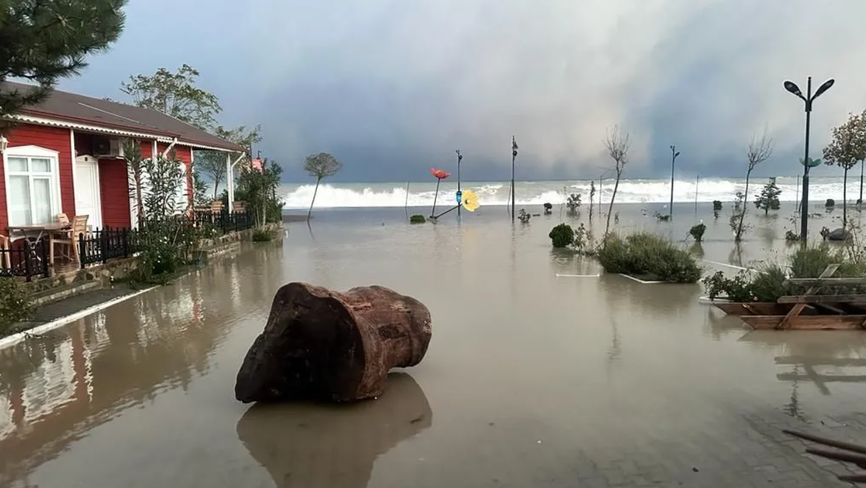 Fırtına, kar, sağanak... Deniz taştı, ev ve işyerlerini su bastı, çatılar uçtu