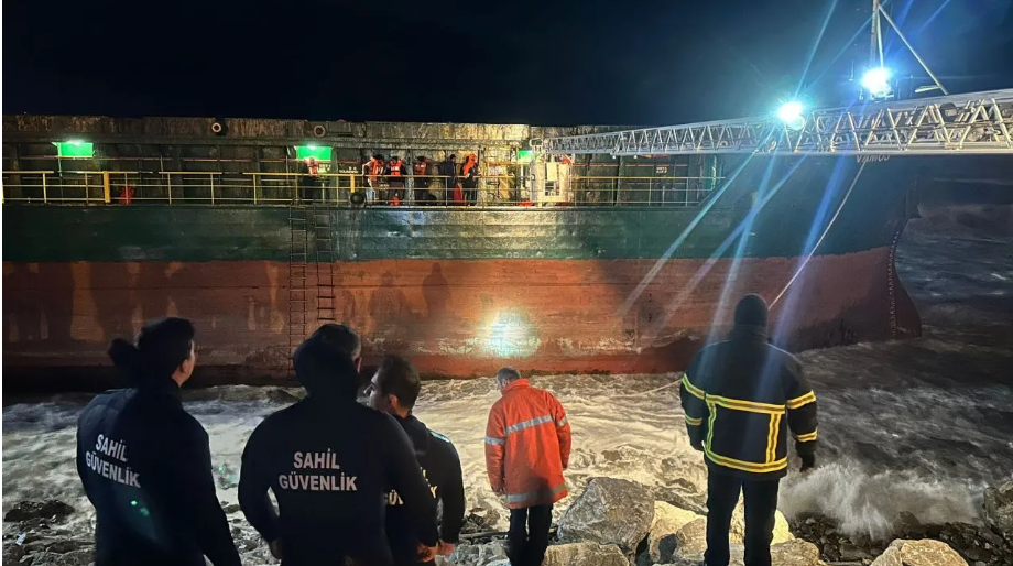 Fırtına, kar, sağanak... Deniz taştı, ev ve işyerlerini su bastı, çatılar uçtu