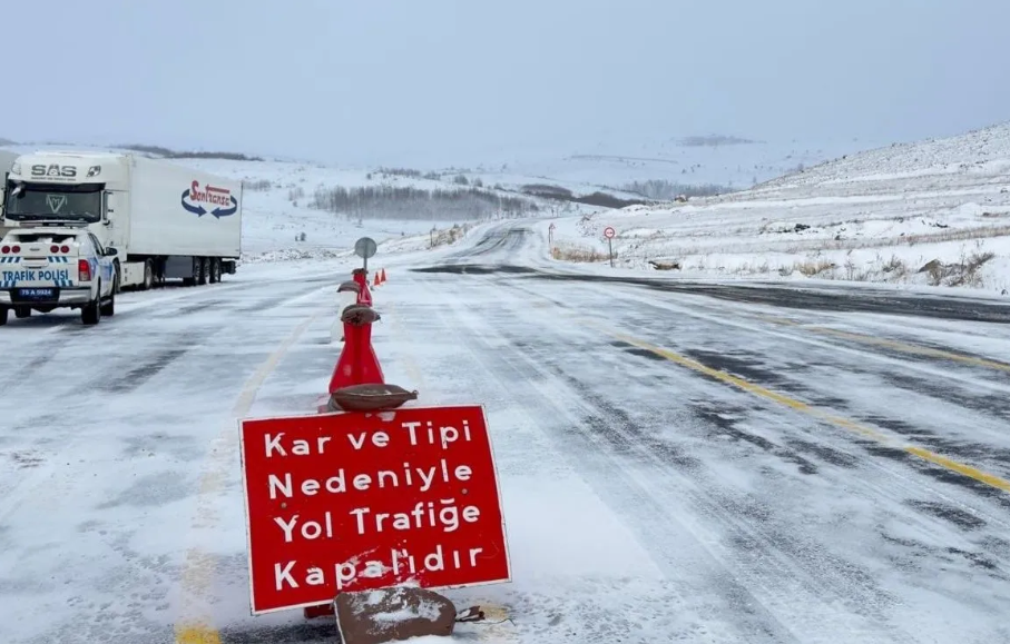 Fırtına, kar, sağanak... Deniz taştı, ev ve işyerlerini su bastı, çatılar uçtu